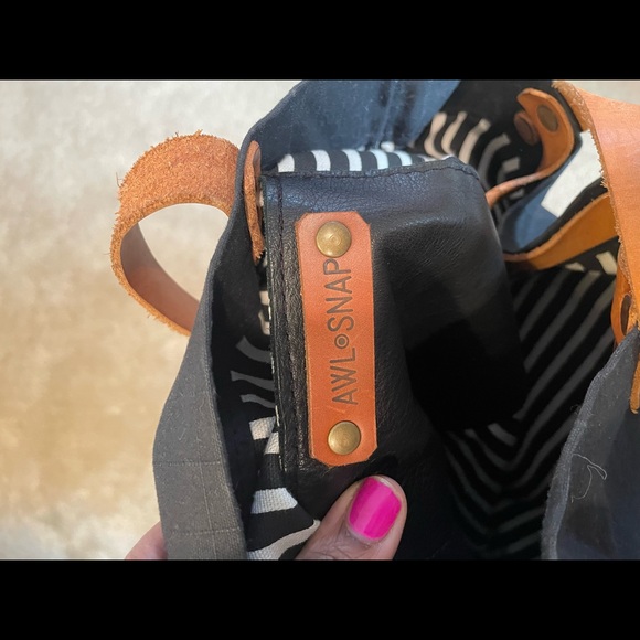 AWL Snap leather and canvas tote - Picture 6 of 6
